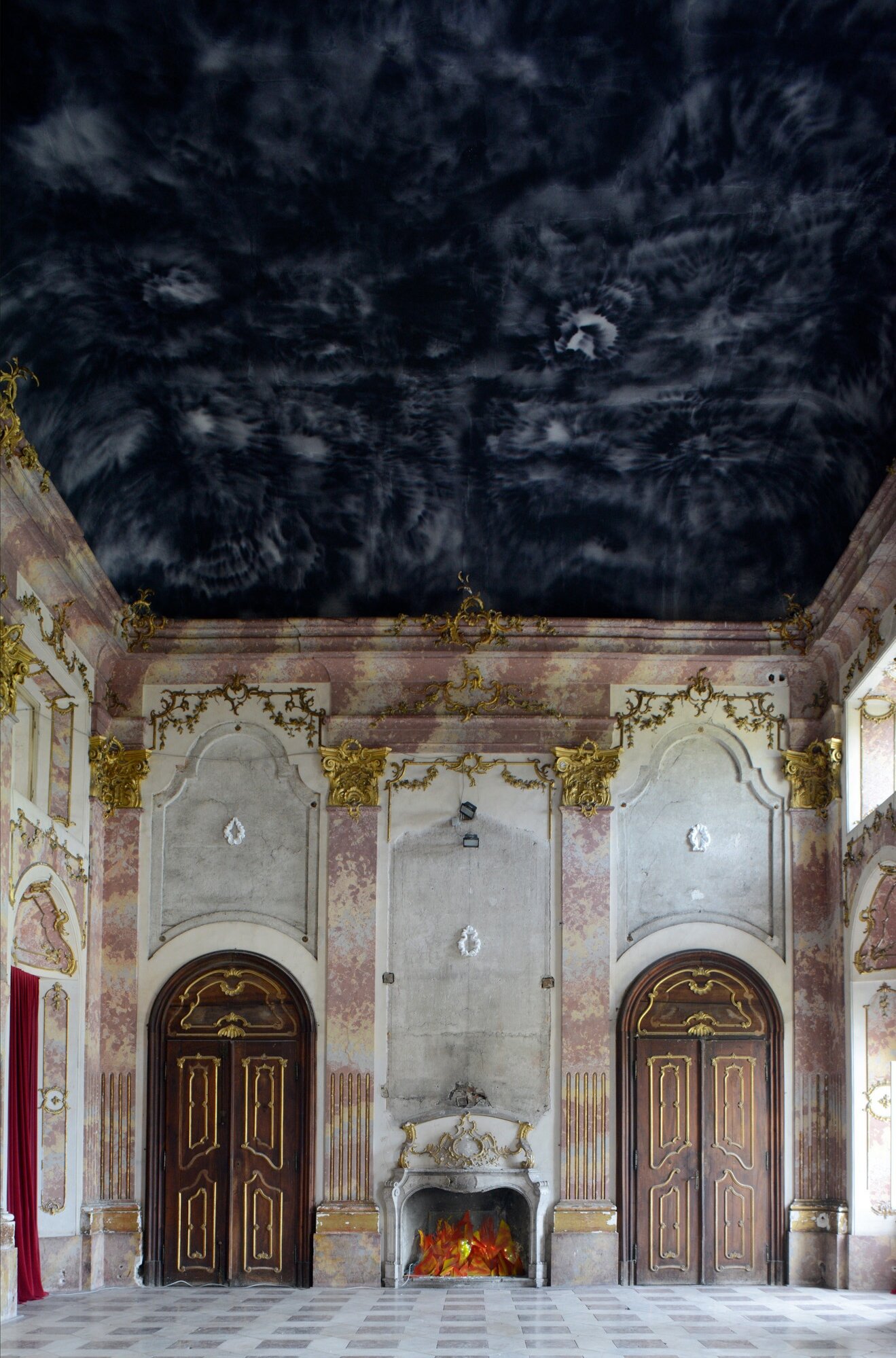 2 Č RNI OBLAK BELA SNOV IN LAŽ NI OGNJI avtorski projekt in situ 2018 fotografija Bojan Salaj 1